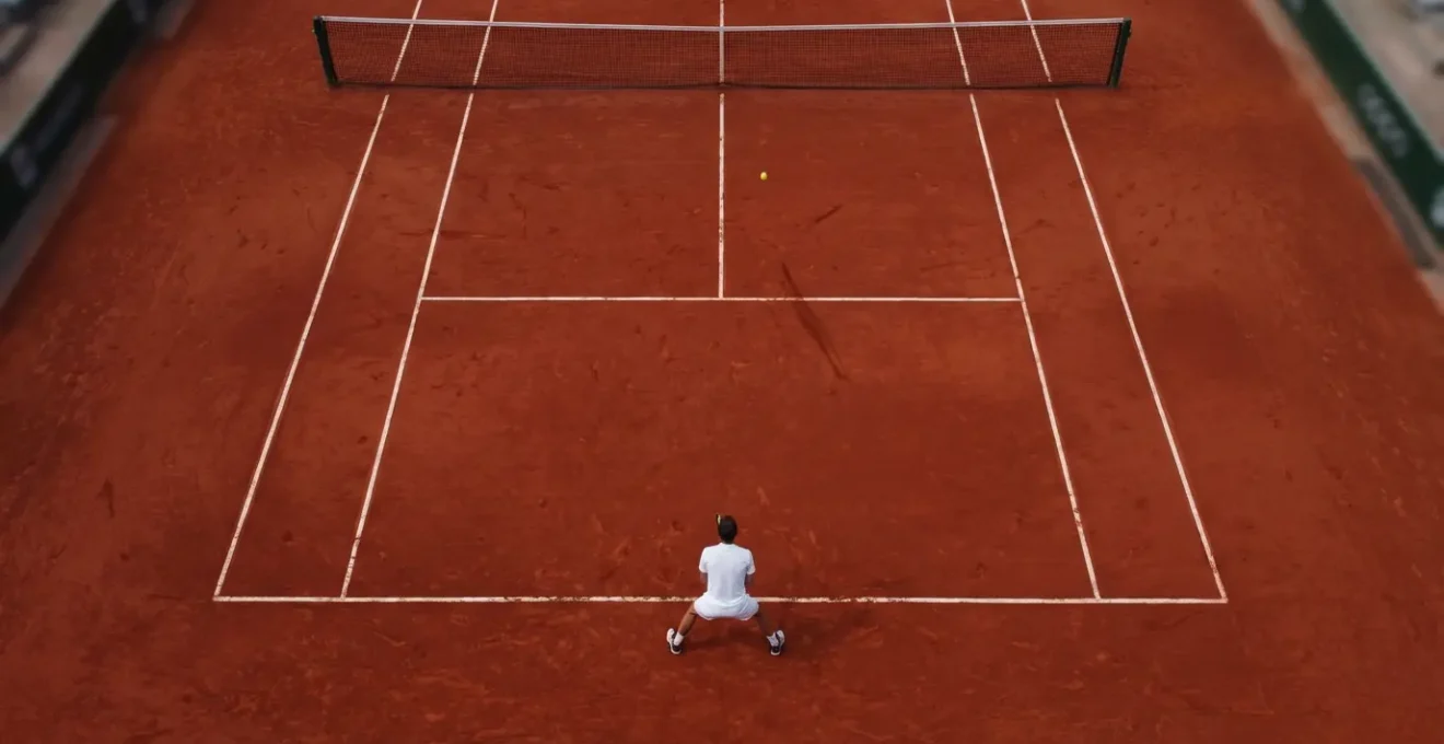 Vue aérienne d'un joueur montrant la zone de frappe idéale sur terre battue