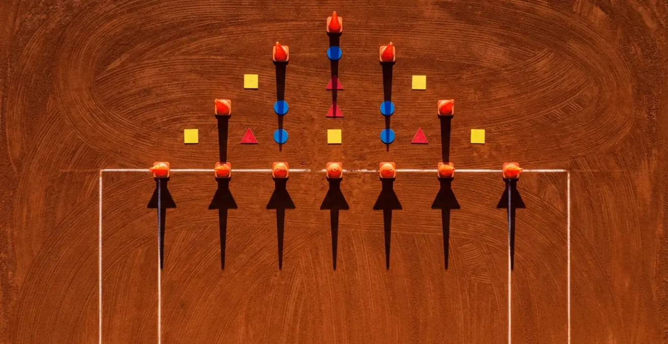 Vue aérienne d'un court de tennis avec zones cibles matérialisées pour trouver la longueur de balle.