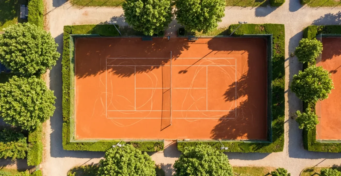 Vue aérienne d'un court de tennis montrant les angles et zones stratégiques