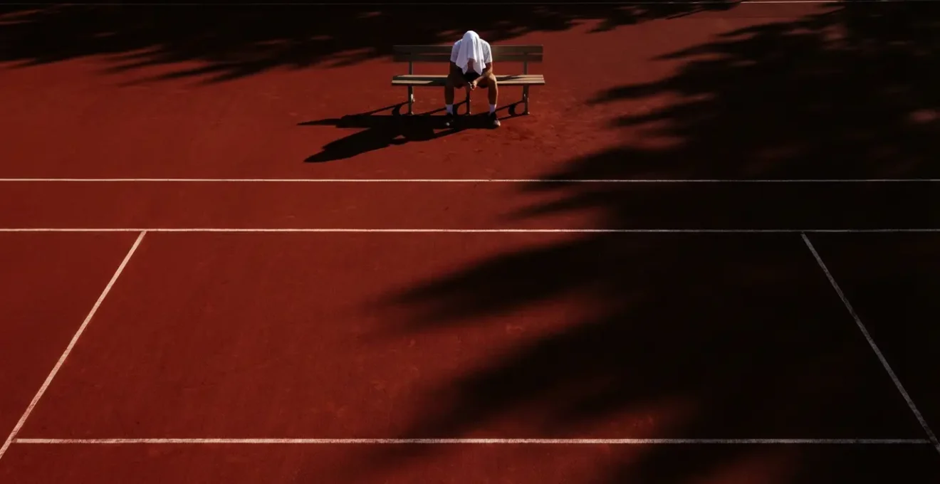 Joueur de tennis maintenant sa routine malgré la pression du score