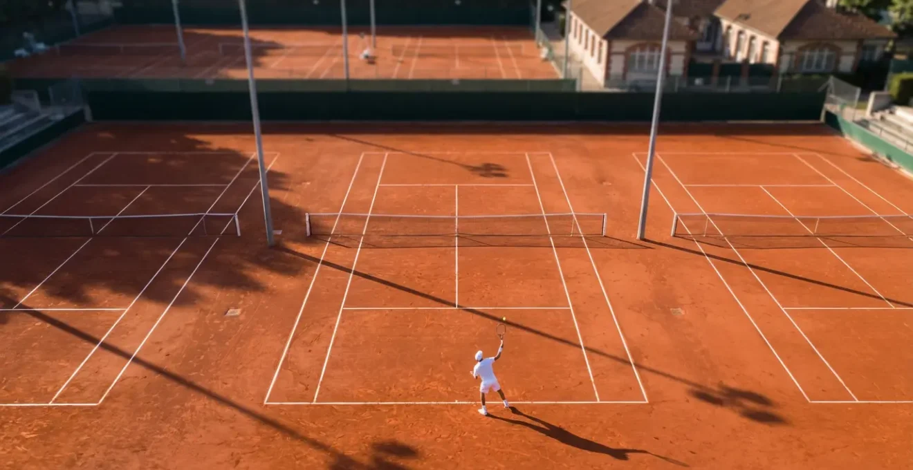 Joueur effectuant un test de régularité dans le couloir sur court de tennis