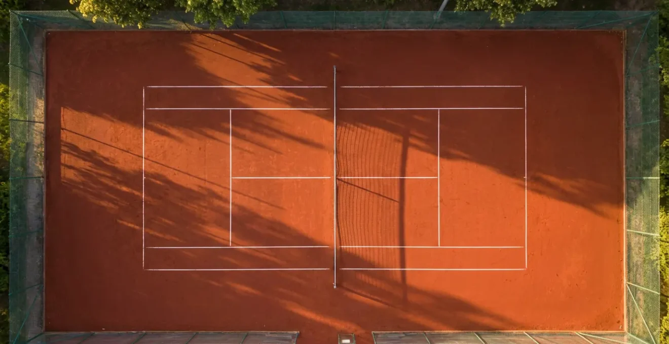 Schéma tactique montrant les zones de service stratégiques au score de 40-A