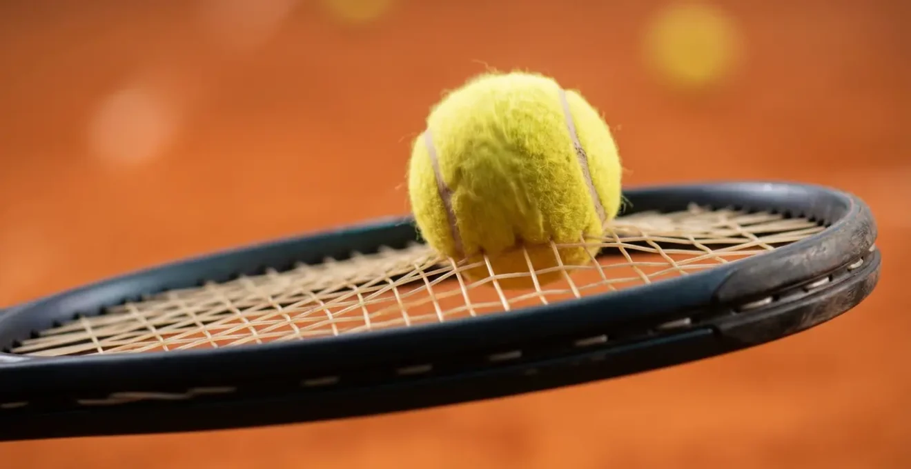 Trajectoire de la raquette montrant le mouvement du bas vers le haut pour créer le lift