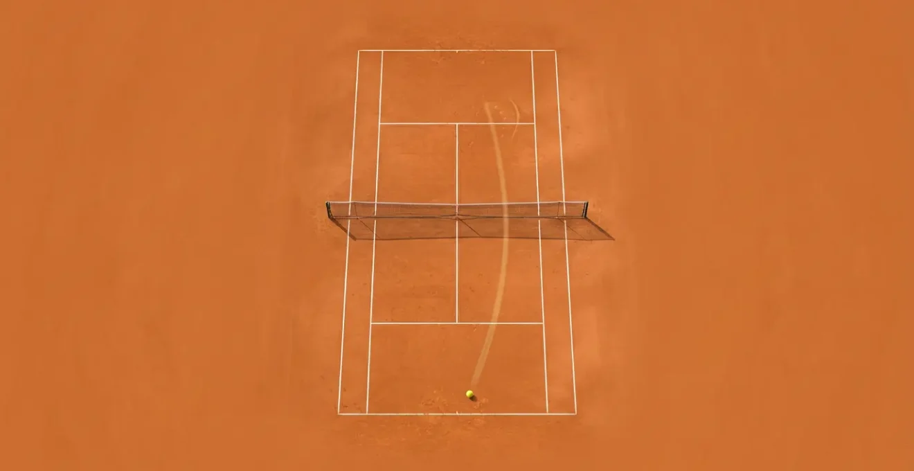 Vue aérienne minimaliste d'un court de tennis avec trajectoire de balle visualisée